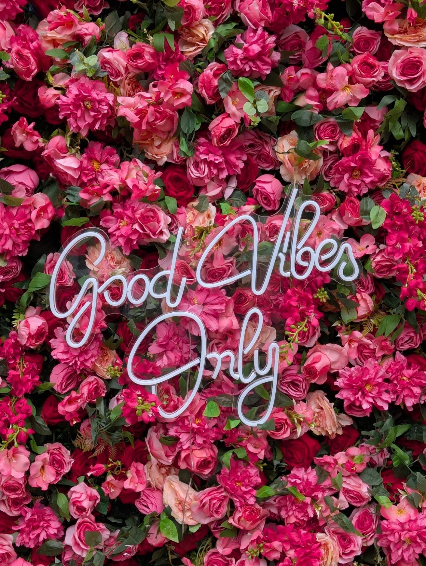 Edith - Detail A vibrant floral background with the text "Good Vibes Only" in cursive.